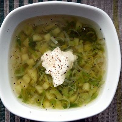 Простейший овощной суп из картошки и лука-порея