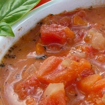 Насыщенный томатный суп на курином бульоне