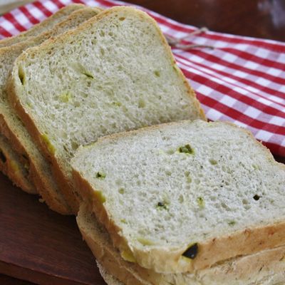 Необычный хлеб с солёным огурцом в хлебопечке