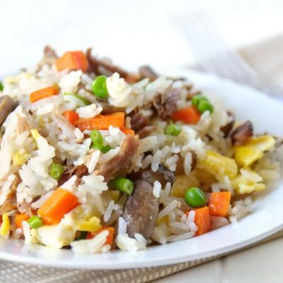 Жареный рис со свининой, яйцом и овощами