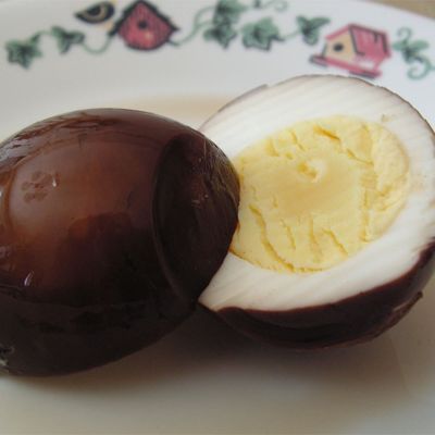 Маринованные яйца в бальзамическом уксусе - необычно, вкусно и красиво