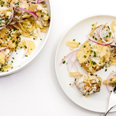 Вкусный картофельный салат с луком и сметаной