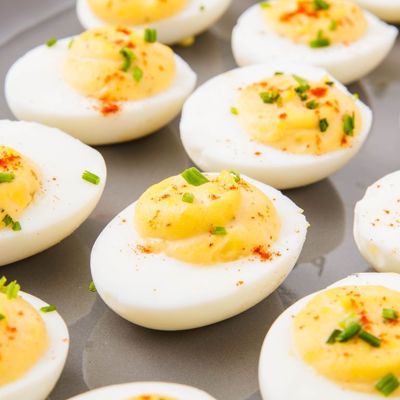 Фаршированные яйца к праздничному столу: проверенный рецепт