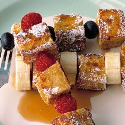 Изысканный завтрак - французские тосты с бананом на шпажках
