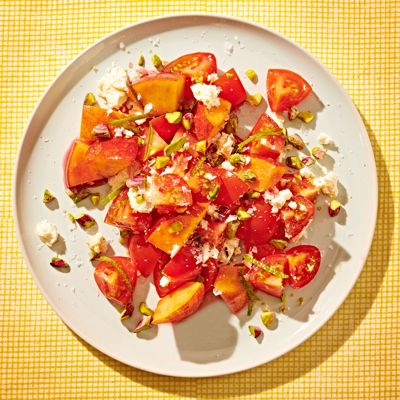 Очень быстрый летний салат с помидорами, персиками и сыром фета