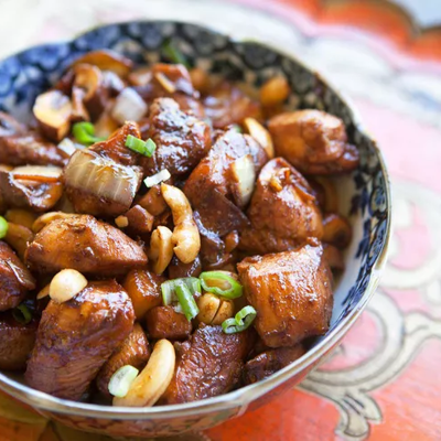 Курица по-китайски в соевом соусе с грибами и кешью