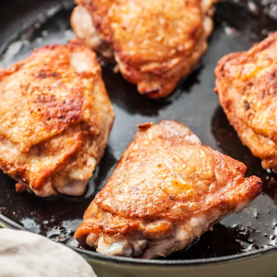 Как вкусно приготовить обычные куриные бёдра: они получаются хрустящими и нежными одновременно