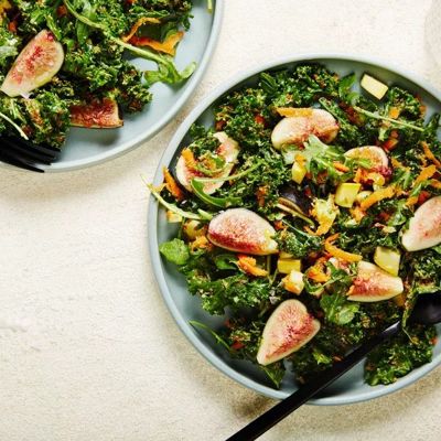 Супер полезный салат с зеленью, авокадо и инжиром всего за 15 минут