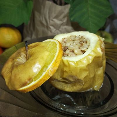 Яблоко запечённое с грецким орехом и мёдом - простой и полезный десерт