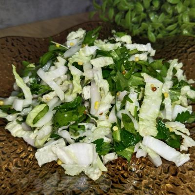 Малокалорийный салат из пекинской капусты и руколы за 7 минут