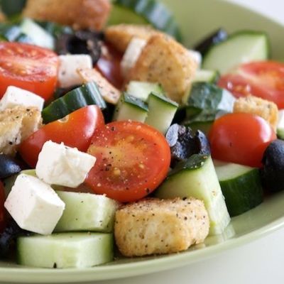 Греческий салат с брынзой и сухариками - пошаговый рецепт с фото