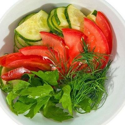 Салат из огурцов, помидоров и сыра