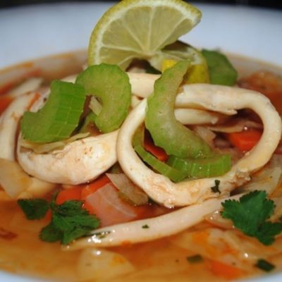 Суп уха с морепродуктами: лососем, треской, кальмарами и креветками