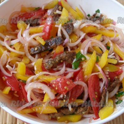 Салат с крабовым мясом, перцем, помидорами и маслинами