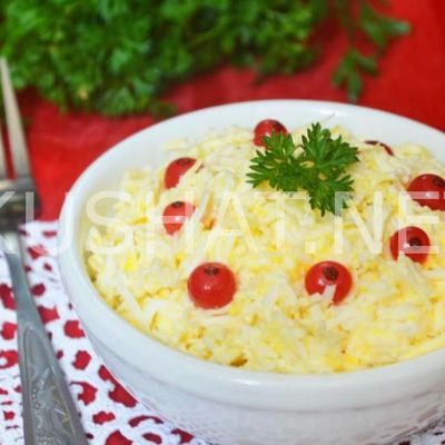 Плавленый сыр, морковка, яйцо, чеснок: этот салат из СССР все нахваливают — стоит три копейки!