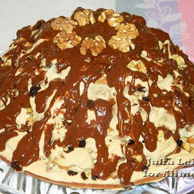 Творожный торт с черносливом, грецкими орехами и шоколадом