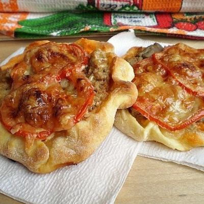 Пицца «Кальцоне» с сыром и мясным фаршем