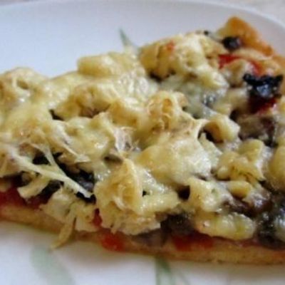 Пицца из слоеного теста с курицей, сыром и грибами в духовке