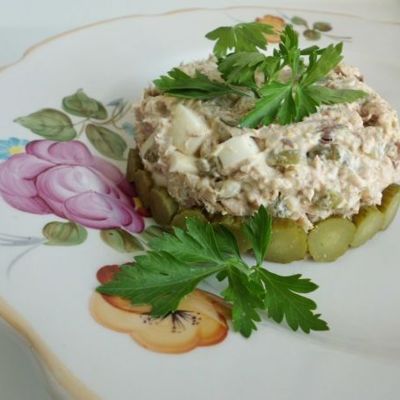 Салат из соленой скумбрии с овощами и яйцом