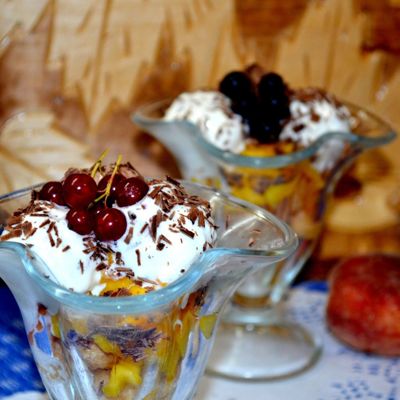 Десерт из мороженого с клубникой и печеньем — рецепт с фото пошагово
