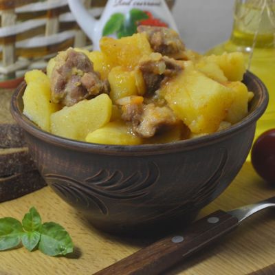Тушеный картофель с тыквой и индейкой в мультиварке
