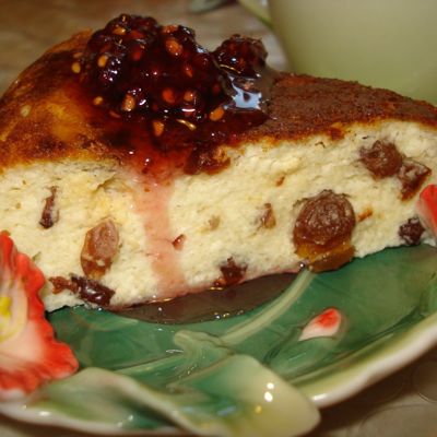 Нежный творожный пирог с вишневым вареньем