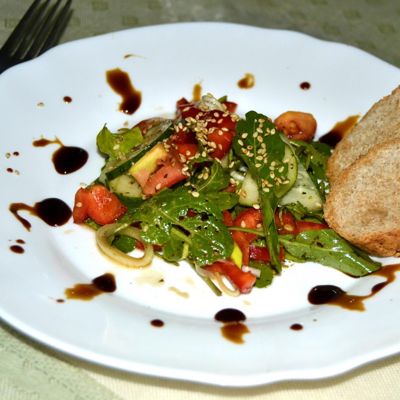 Салат из свежей капусты с огурцами и перцем
