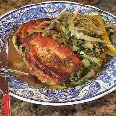 Стейк из свинины в духовке с помидорами — рецепт с фото пошагово