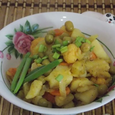 Овощное рагу с кабачками, картошкой и капустой