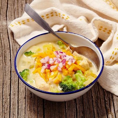 Сливочный суп с кукурузой, колбасой и картофелем