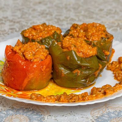 Перец фаршированный овощами в томатном соусе