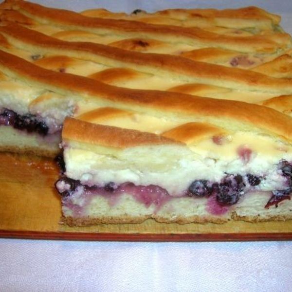 Пирог из дрожжевого теста с замороженными ягодами в духовке рецепт с фото пошаговый