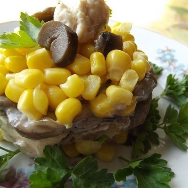 Салат с курицей и кукурузой на праздничный стол