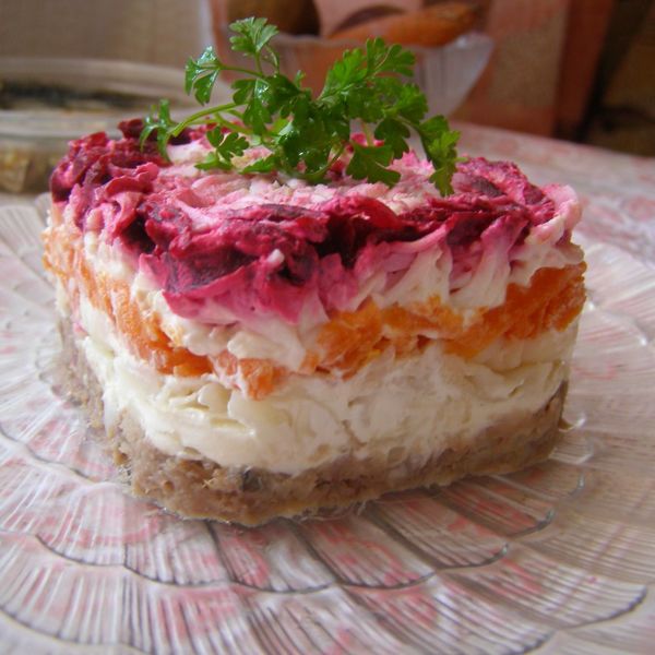 Слоеный салат «Подсолнух» со шпротами