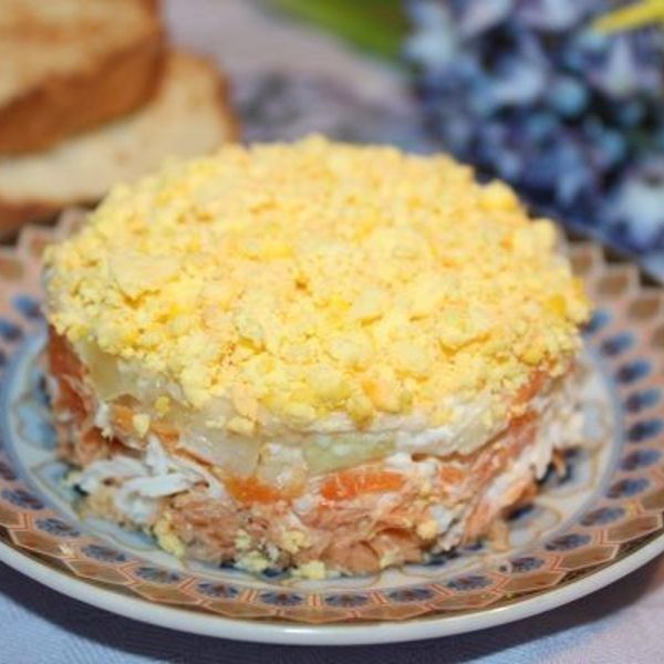 Порционный салат «Мимоза» с лососем