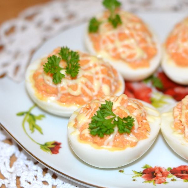 Праздничная закуска из яиц и помидор