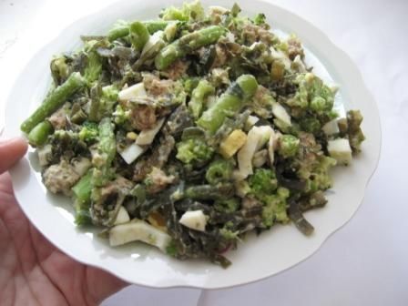 Салат из зеленых овощей и морской капусты
