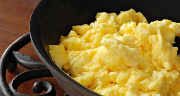 Как приготовить потрясающую яичницу-болтунью: 7 простых шагов