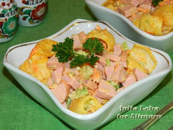 Рецепт: Салат с корейской морковью, томатами черри и чипсами - с сыром