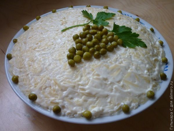 Салат из горбуши с сыром, яйцом и яблоком - пошаговый рецепт приготовления с фото / aikimaster.ru