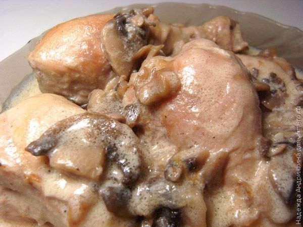Куриные голени с грибами в крем-соусе