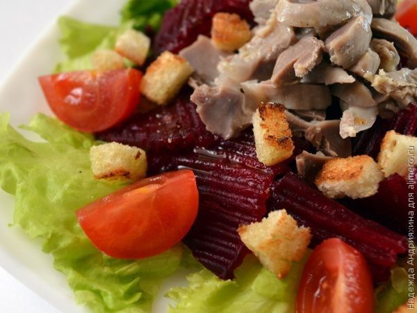 20 салатов из куриных желудков, которые непременно удивят