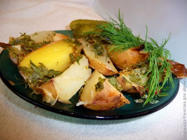 Картофель, запеченный с чесноком и куркумой