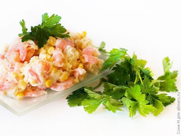 Салат с сухариками и кукурузой и колбасой: калорийность и БЖУ на грамм, рецепт приготовления