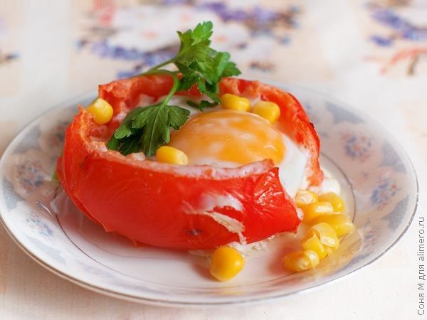 Яйцо в помидоре, фаршированное сыром и ветчиной