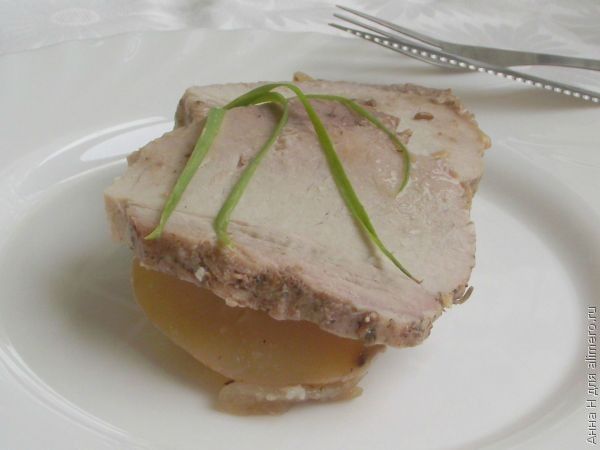 Запеченная свинина с айвой и картофелем