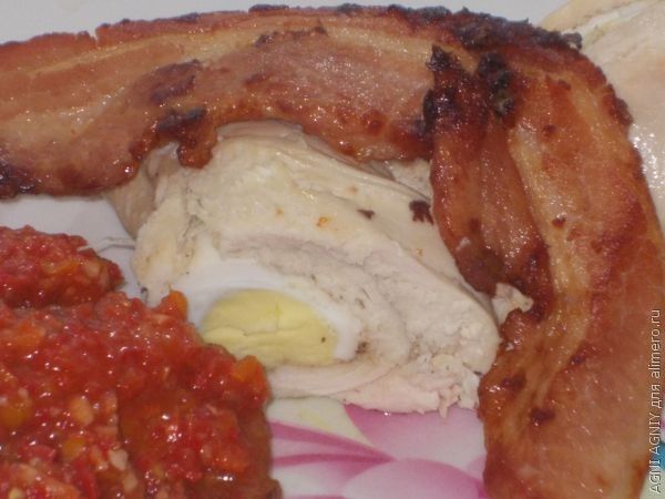 Куриное филе, фаршированное яйцом и запеченное с грудинкой