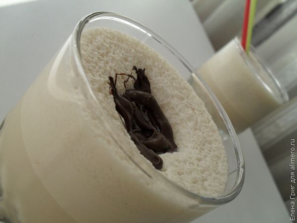 Кофейно-молочный коктейль с ромом