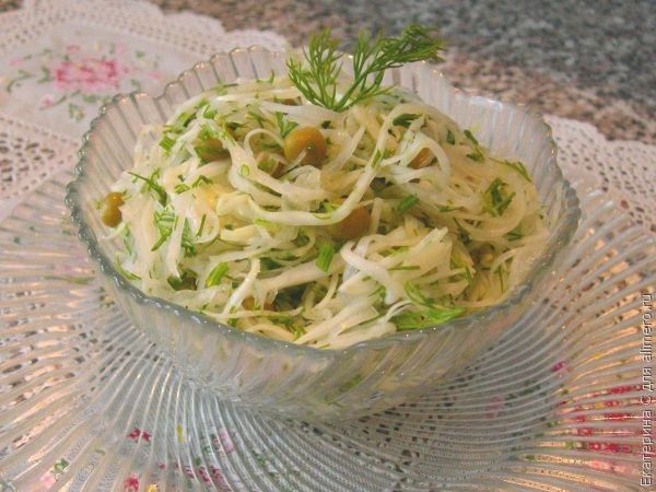 Пошаговое приготовление салата из капусты и горошка: