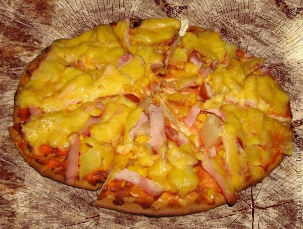 Пицца с балыком и ананасами в духовке за 15 минут